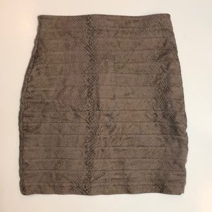 🎉CLEARANCE! Express snake skin striped mini skirt